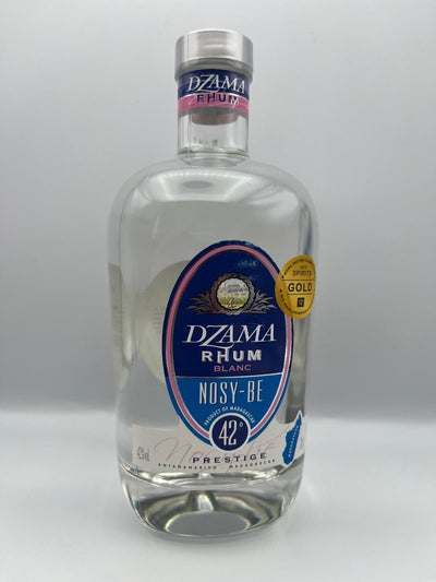 DZAMA NOSY-BE RHUM Blanc PRESTIGE de Madagascar 70 cl. Il offre des notes de vanille et de fruits exotiques , le rhum blanc de Nosy-Be est une vertu comparée aux autres eaux-de-vie de canne. Très réputé à Madagascar