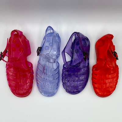 Sandale aquatique, style Kiranil pour Homme, Femme et Enfant. Made in Madagascar.  Pointure 24 à 45.  Couleurs : Cristal, Bleu opaque, Rouge vif, Rose translucide, Vert paillette, Jaune, Bleu translucide