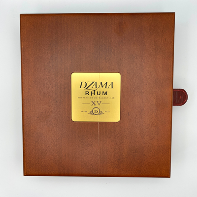 Le vieux rhum XV ans est aujourd’hui Le Rhum d’exception de la gamme Prestige de Dzama (45 degrés). Un rhum millésimé de Madagascar provenant de tous les fûts de l’année 1996.Au nez, on est assuré de découvrir un rhum exceptionnel.