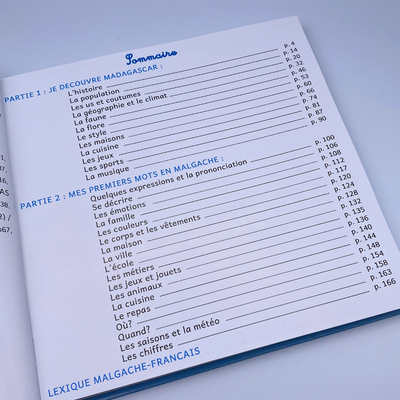 Un livre spécialement conçu pour découvrir Madagascar  à travers : - 10 thèmes illustrés (histoire, géographie, coutumes, cuisine …), 500 mots pour s’exprimer, 17 planches de dessins pour apprendre et mémoriser. Un confort de lecture adaptée aux personnes dyslexiques 