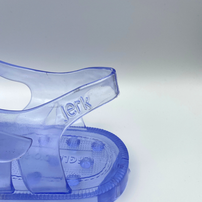 Sandale aquatique, style Kiranil pour Homme, Femme et Enfant. Made in Madagascar.  Pointure 24 à 45.  Couleurs : Cristal, Bleu opaque, Rouge vif, Rose translucide, Vert paillette, Jaune, Bleu translucide