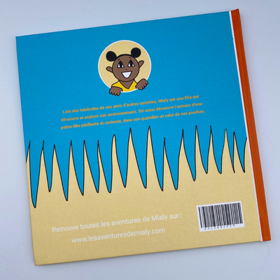 Mialy, c'est l'enfant qui ne se retrouve pas dans "Martine va à la fête foraine" ou "Martine prend l’avion", mais qui a pourtant tout un tas de richesses, qu'elle essaie de mettre en avant dans ces livres.  Les magnifiques paysages qu'elle traverse en rentrant de l'école, la paisibilité que lui apporte le "Mora-mora", la force de son sourire, l'importance de la famille. Bref, Mialy, c'est la "Tchoupi" malgache, la "Martine locale". C'est dans cet esprit que ce 1er livre d’une longue série a été créé.