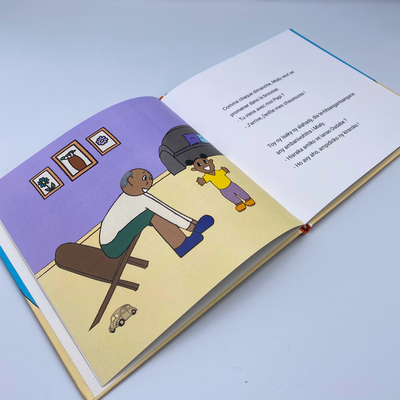 Mialy, c'est l'enfant qui ne se retrouve pas dans "Martine va à la fête foraine" ou "Martine prend l’avion", mais qui a pourtant tout un tas de richesses, qu'elle essaie de mettre en avant dans ces livres.  Les magnifiques paysages qu'elle traverse en rentrant de l'école, la paisibilité que lui apporte le "Mora-mora", la force de son sourire, l'importance de la famille. Bref, Mialy, c'est la "Tchoupi" malgache, la "Martine locale". C'est dans cet esprit que ce 1er livre d’une longue série a été créé.