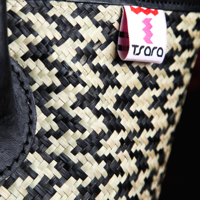 MAURA. Sac à main en feuillard noir, panneau en roseau pied de poule. Anse en cuir noir et doublure en tissu noir. Collection TSARA Made in Madagascar - Fait Main. L45 x P24 x H29 cm