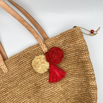 Sac à main en raphia en crochet avec ponpon et doublure. Fermeture et poche zippée.  Made in Madagascar - Fait Main Produits de Mirantsoa 