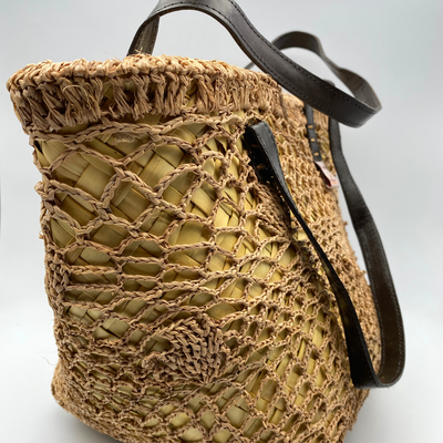 Sac à main Tsihy en rindra couvert par un filet de raphia. Ccouleur thé naturel. Anse en cuir  Collection TSARA Made in Madagascar - Fait Main