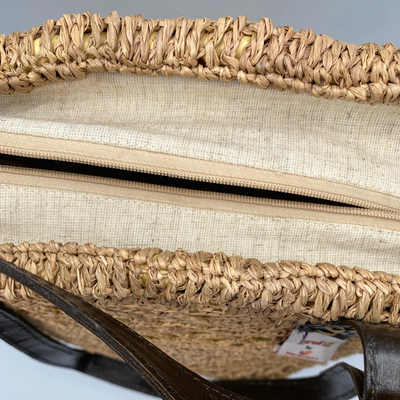 Sac à main Tsihy en rindra couvert par un filet de raphia. Ccouleur thé naturel. Anse en cuir  Collection TSARA Made in Madagascar - Fait Main