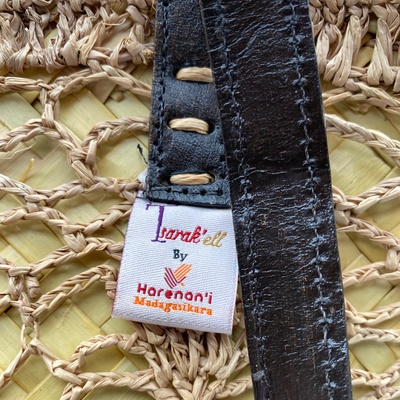 Sac à main Tsihy en rindra couvert par un filet de raphia. Ccouleur thé naturel. Anse en cuir  Collection TSARA Made in Madagascar - Fait Main