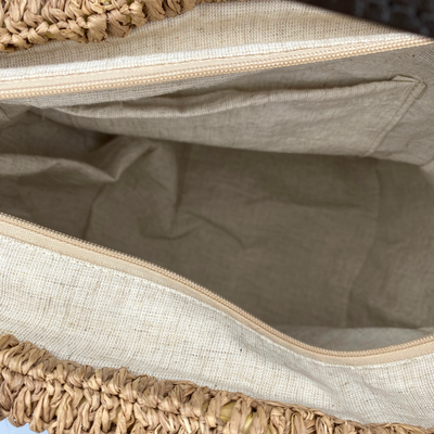 Sac à main Tsihy en rindra couvert par un filet de raphia. Ccouleur thé naturel. Anse en cuir  Collection TSARA Made in Madagascar - Fait Main