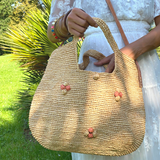 Sac à main raphia en crochet avec doublure. Bandoulière en cuir. Fermeture bouton et décor bouton naturel.   Made in Madagascar - Fait Main Produits de Mirantsoa 