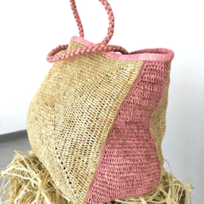 Sac cabas en raphia. Couleur : rose/naturel ou rose.  Longueur 50 cm. Hauteur 40 cm. Profondeur du bas 20 cm. Profondeur du haut 4 cm. Anses 46 cm.  Made in Madagascar. Fait Main