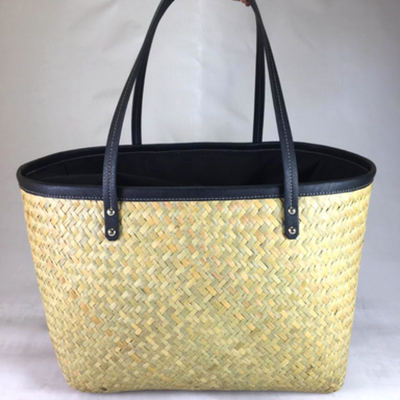 Panier en penjy. Anse et finition en cuir. Couleur beige, marron, noir.   Taille M : Longueur 48cm. Hauteur 30cm. Taille L : Longueur 61 cm. Hauteur 32 cm.  Made in Madagascar. Fait main.