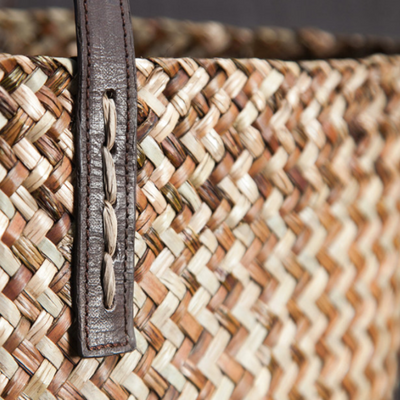 VOLA. Panier type cabas en roseau (Mahampy) de Farafangana avec anse en cuir. Collection TSARA Made in Madagascar - Fait Main. L44 x P12 x H36 cm
