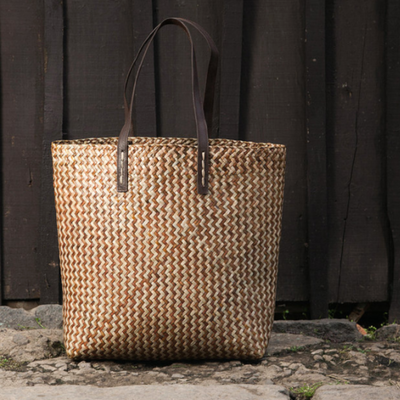 VOLA. Panier type cabas en roseau (Mahampy) de Farafangana avec anse en cuir. Collection TSARA Made in Madagascar - Fait Main. L44 x P12 x H36 cm