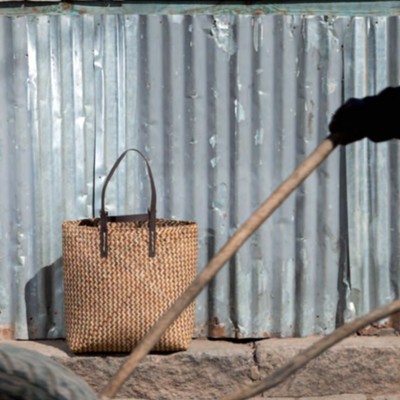 VOLA. Panier type cabas en roseau (Mahampy) de Farafangana avec anse en cuir. Collection TSARA Made in Madagascar - Fait Main. L44 x P12 x H36 cm